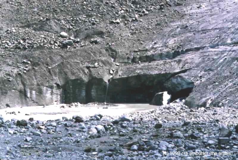 "Glacier door" - the exit of the melting water