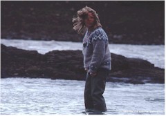 Susanne steht mit den hohen Fischerstiefel im Fluss