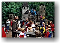 [ familie ambhler auf und vor der mattisburg ]