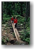 [ daniel und katrin auf einem holzsteg ]