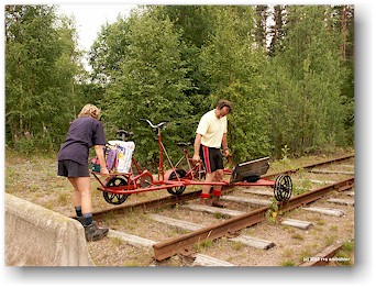 anheben der draisine fuer eine portage