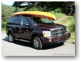 [ unser gummiboot auf dem dach des dodge durango ]