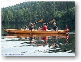 [ susanne, daniel und mathias im gummiboot auf dem lake wapizagonke ]
