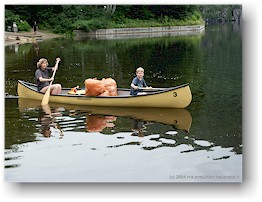 [ susanne, mathias und viel gepck im kanu auf dem lake wapizagonke ]