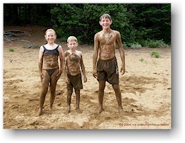 [ katrin, mathias und daniel haben sich mit sand "paniert" ]