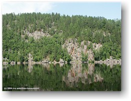 [ felsiges ufer des lake wapizagonke ]