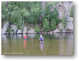 [ daniel und katrin waten im lake wapizagonke ]