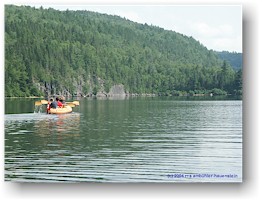 [ mathias, daniel und susanne im gummiboot auf dem lake wapizagonke ]