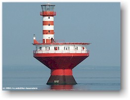[ leuchtturm im sankt lorenz strom ]