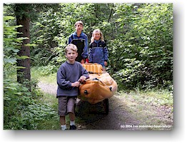 [ daniel, katrin und mathias schieben das gummiboot ]