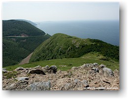 [ blick vom skyline wanderweg auf cabot trail und kste im cape breton NP ]