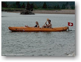 [ katrin und reto im gummibooot im south harbour im cape breton NP ]