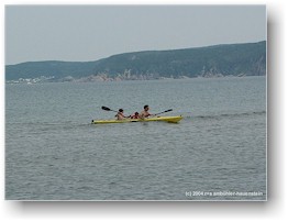 [ reto, mathias und daniel im kajak im cape breton NP ]