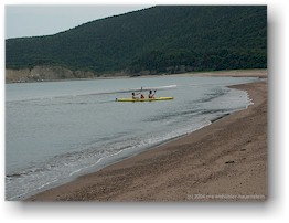 [ reto, mathias und daniel im kajak im cape breton NP ]