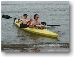 [ reto, mathias und daniel im kajak im cape breton NP ]
