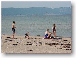 [ susanne und kinder auf der sandbank der south harbour beach im cape breton NP ]