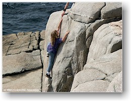 [ katrin beim klettern bei peggys cove ]