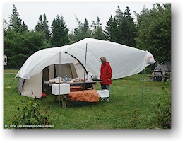 [ unser zelt mit plane im regen auf dem campingplatz wayside bei glen margaret ]