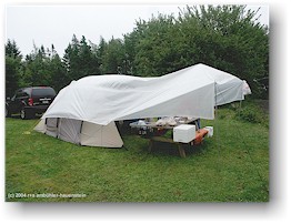 [ unser zelt mit plane im regen auf dem campingplatz wayside bei glen margaret ]