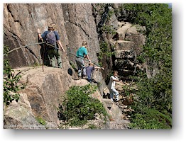 [ susanne und unsere kinder auf dem precipice trail zum champlain mountain ]