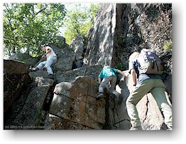 [ susanne und unsere kinder erklimmen den precipice trail zum champlain mountain ]