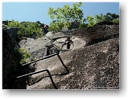 [ susanne auf dem precipice trail zum champlain mountain ]