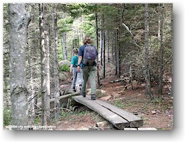[ susanne und katrin auf dem bear brook trail am champlain mountain ]