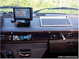 [ autoPC im VW bus - radio und system, vorderer bildschrim und tastatur ]