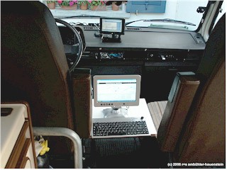 [ autoPC im VW bus - hinterer bildschrim und tastatur ]