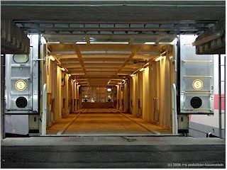 [ VR autozug - unterdeck des geschlossenen waggon ]