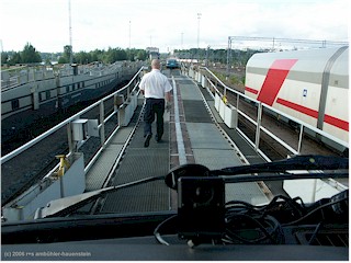 [ VR autozug - blick aus dem VW bus whrend ich auf den waggon fahre ]