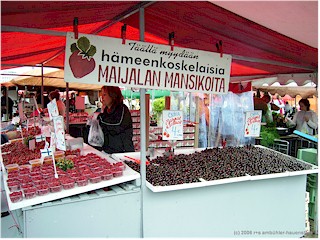 [ marktstand mit frischen beeren ]