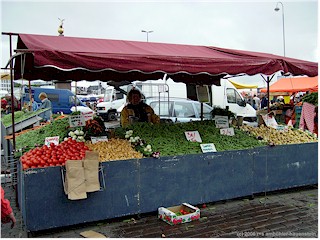 [ marktstand mit frischem gemse ]