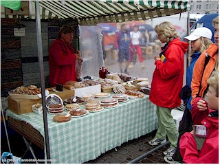 [ marktstand mit verschiedenen brote ]