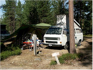 [ unser VW bus und unser zelt auf dem camping ukonjrvi ]