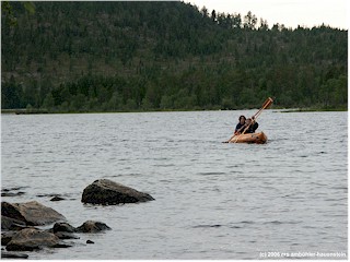 [ katrin, daniel und mathias im schlauchboot auf dem inarisee ]