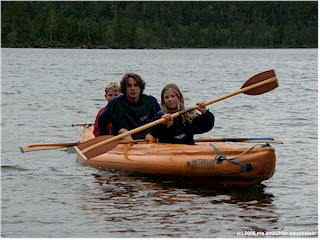 [ katrin, daniel und mathias im schlauchboot auf dem inarisee ]