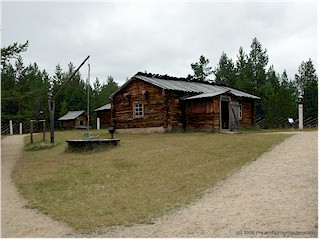 [ traditionelles samenhaus mit zwei rumen, ziehbrunnen und huser fr lebensmittelvorrte ]