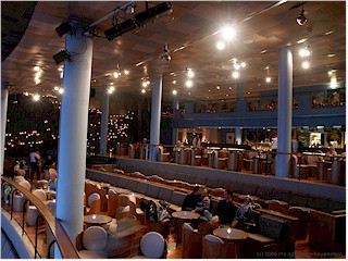 [ bar mit blick auf die mitternachtsonne ]