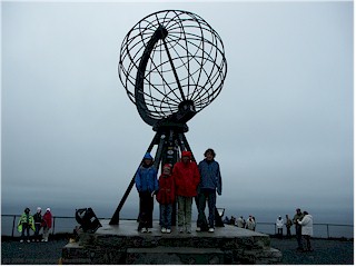 [ katrin, mathias, susanne und daniel unter der berhmten erdkugel am nordkapp ]