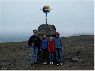 [ reto, katrin, mathias und daniel bei der markierung am nordkapp ]