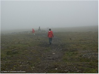[ wanderweg zum knivskjelodden bei dichtem nebel ]