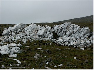 [ weisser fels neben dem wanderweg nach knivskjelodden ]
