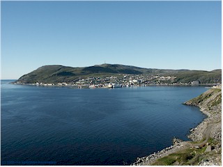 [ blick vom campingplatz auf die stadt hammerfest ]
