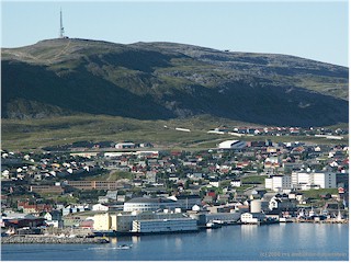[ blick vom campingplatz auf das zentrum der stadt hammerfest ]