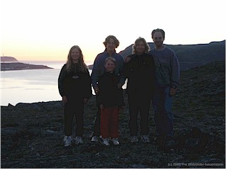 [ familie ambhler bei hammerfest kurz nach mitternacht ]
