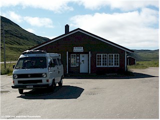 [ unser VW bus vor der reception des campingplatz kirkeporten ]