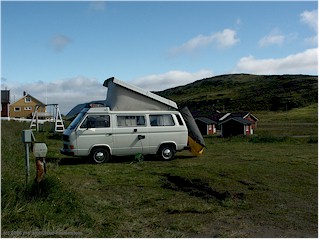 [ unser VW bus auf dem campingplatz kirkeporten ]