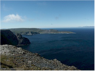 [ blick vom nordkapp auf knivskjelodden - den nrdlichsten punkt europas ]