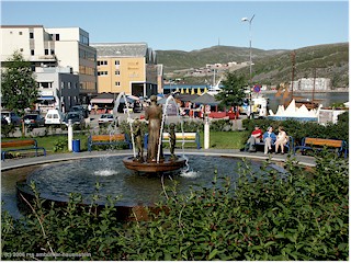 [ brunnen und markt im zentrum von hammerfest ]